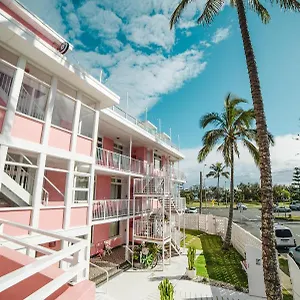 https://the-pink-hotel-coolangatta.hotelsbyronbayaustralia.com